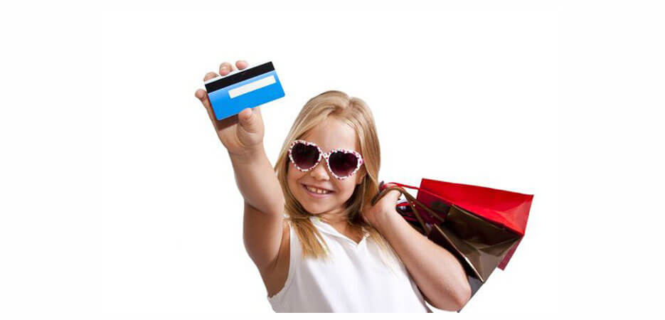 Наличка или банковская карта: как лучше давать деньги детям на карманные расходы?